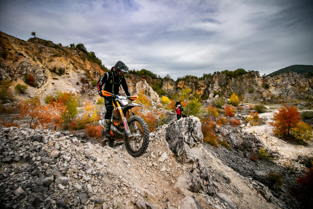 Rumuński Hard Enduro Pro Raul Patrau demonstruje ekspercką kontrolę sprzęgła grupie treningowej