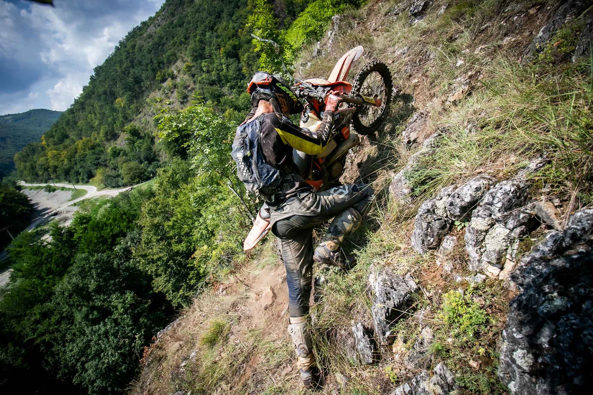 Intensywny ciężki trening enduro Rumunia koncentruje się na opanowaniu pionowych wzniesień i zarządzaniu trakcją
