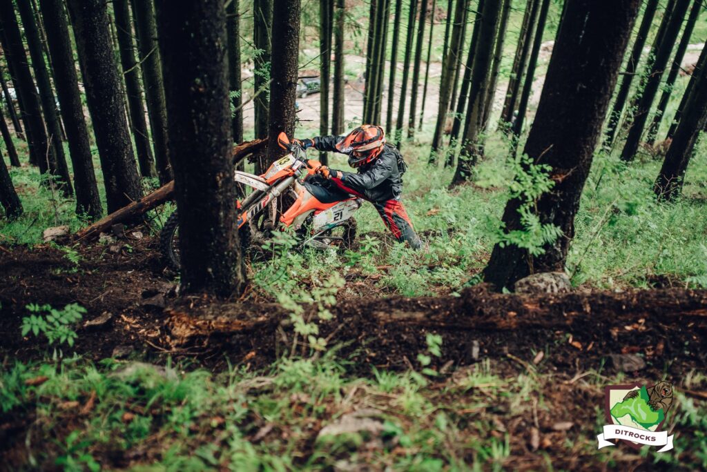 Szkolenie dla ekstremalnych wyścigów enduro poprzez symulację profesjonalnych sekcji technicznych i przeszkód