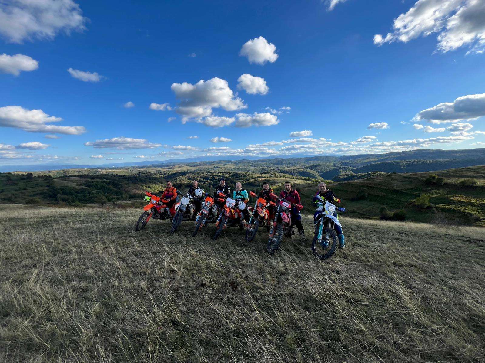 Grupa wycieczkowa Enduro Legends z panoramicznym widokiem na góry Poiana Ruscă w Rumunii