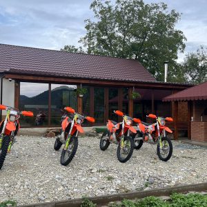 Flota dobrze utrzymanych rowerów enduro gotowych do wyścigu